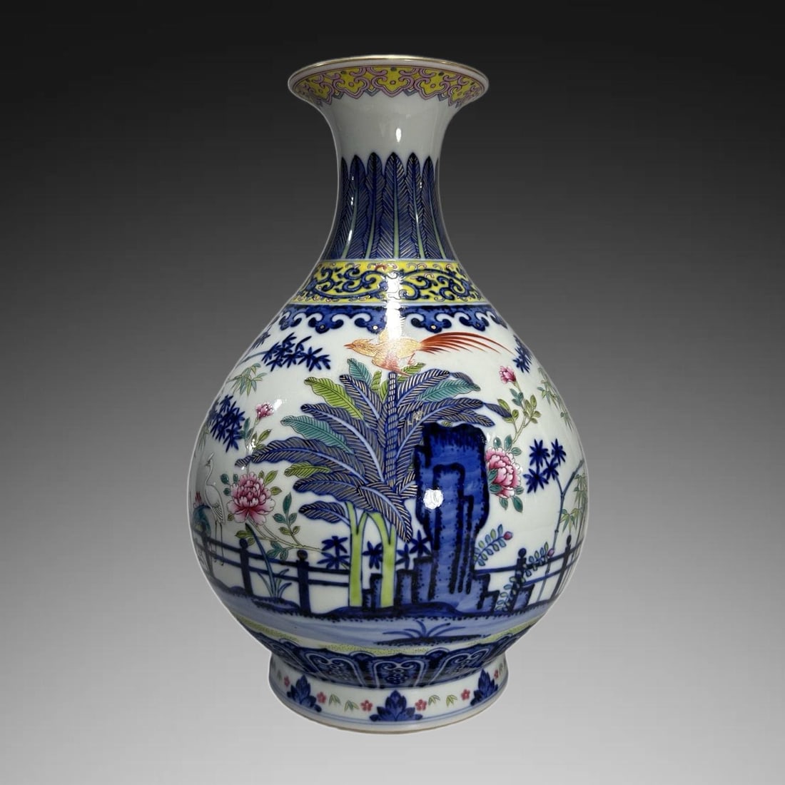 An Exquisite Blue and White Flower and Bird Pattern Vase: An Exquisite Blue and White Flower and Bird Pattern Vase,Qing Dynasty, China,Qianlong Six-character Mark,Size:5.9inx11.4in 青花花鸟纹瓶,中国清