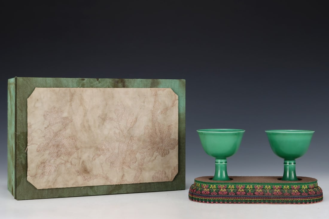 A pair of Exquisite Melon-Green Glaze Cups: A pair of Exquisite Melon-Green Glaze Cups,Ming Dynasty, China,Chenghua Six-character Mark,Size:3inx2.9in 一对瓜皮绿釉杯,中国明代,