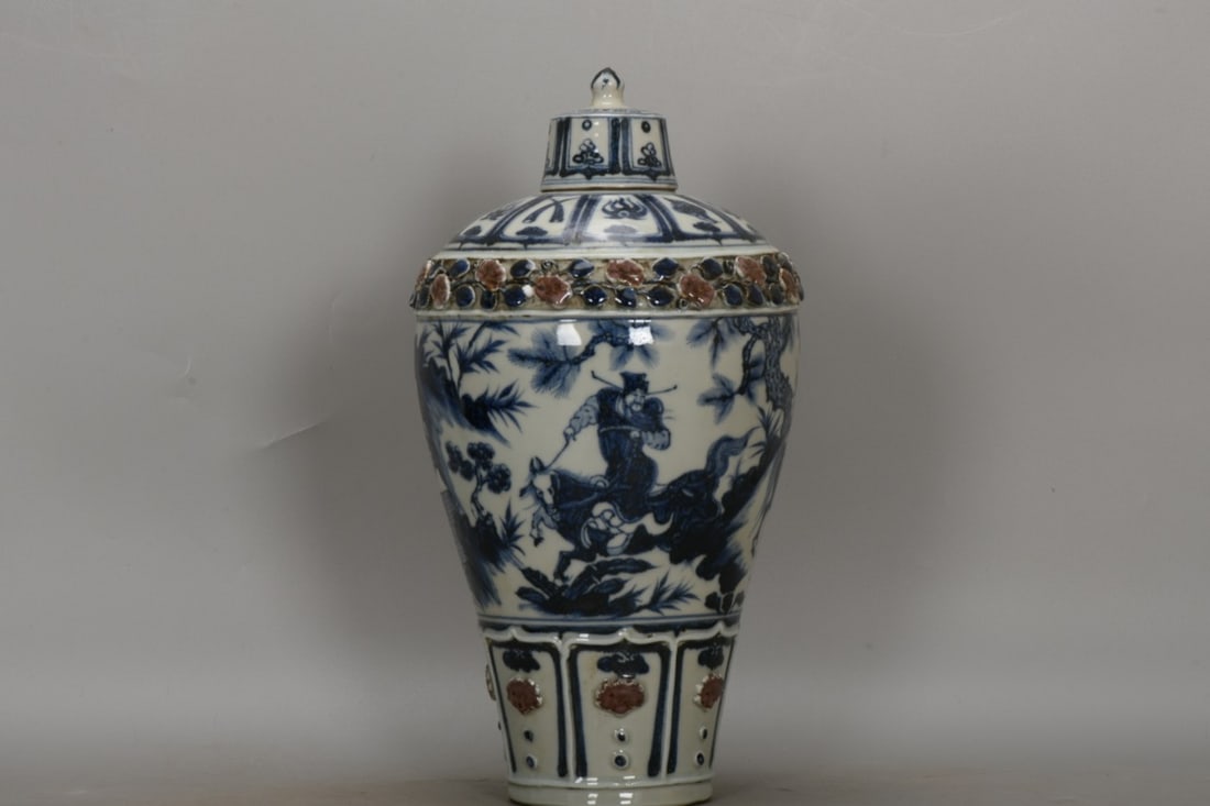 An Exquisite Blue and White Figures Pattern Vase: An Exquisite Blue and White Figures Pattern Vase,Yuan Dynasty, China,Size:14.4inx7.3inx3.9in 青花人物纹瓶,中国元代