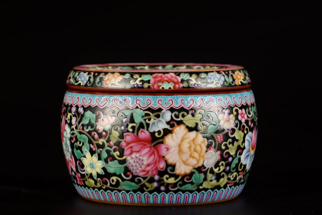 An Exquisite Enamel Flower Pattern Jar: An Exquisite Enamel Flower Pattern Jar,Qing Dynasty, China,Qianlong Four-character Mark,Size:3.2inx4.9in 珐琅彩花卉纹罐,中国清代,È