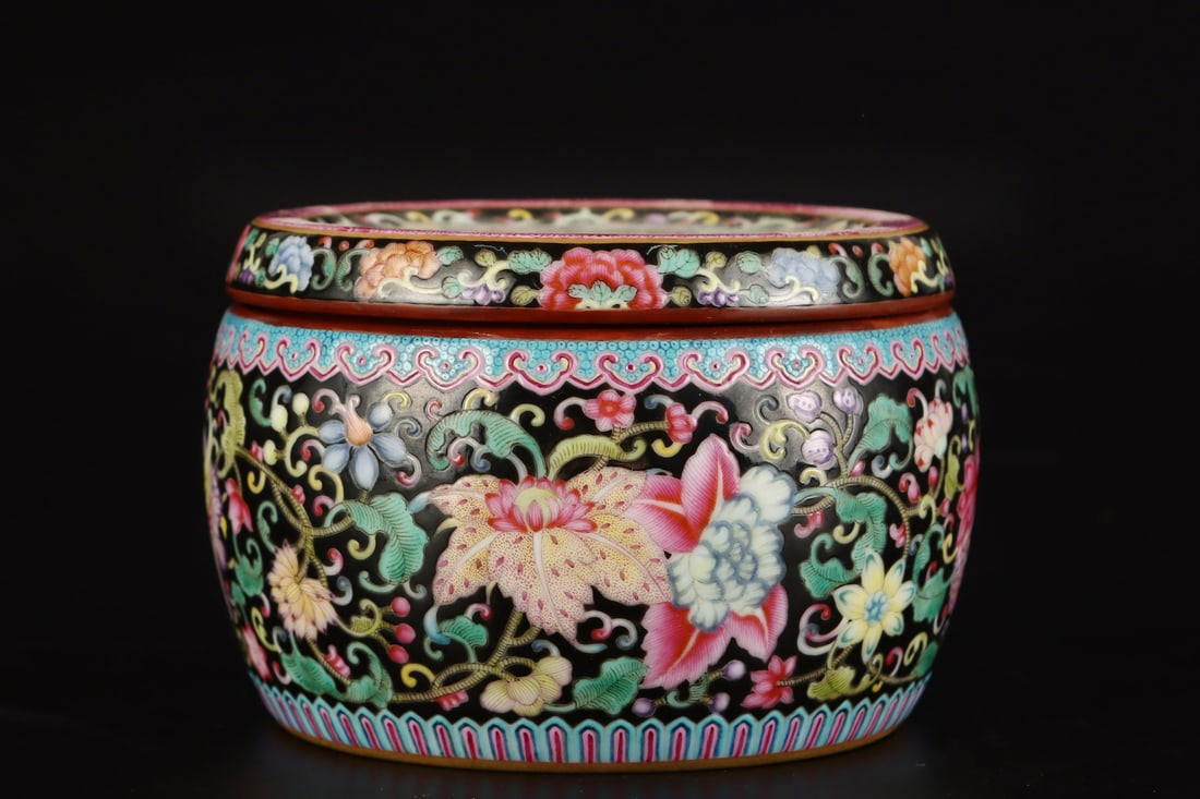 An Exquisite Enamel Flower Pattern Jar - 2