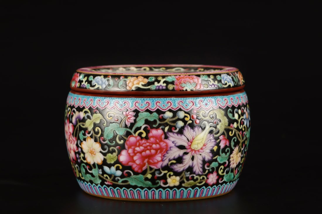 An Exquisite Enamel Flower Pattern Jar - 3