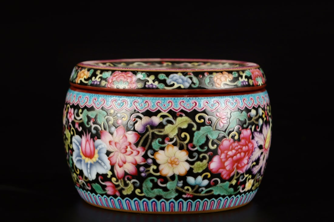 An Exquisite Enamel Flower Pattern Jar - 4