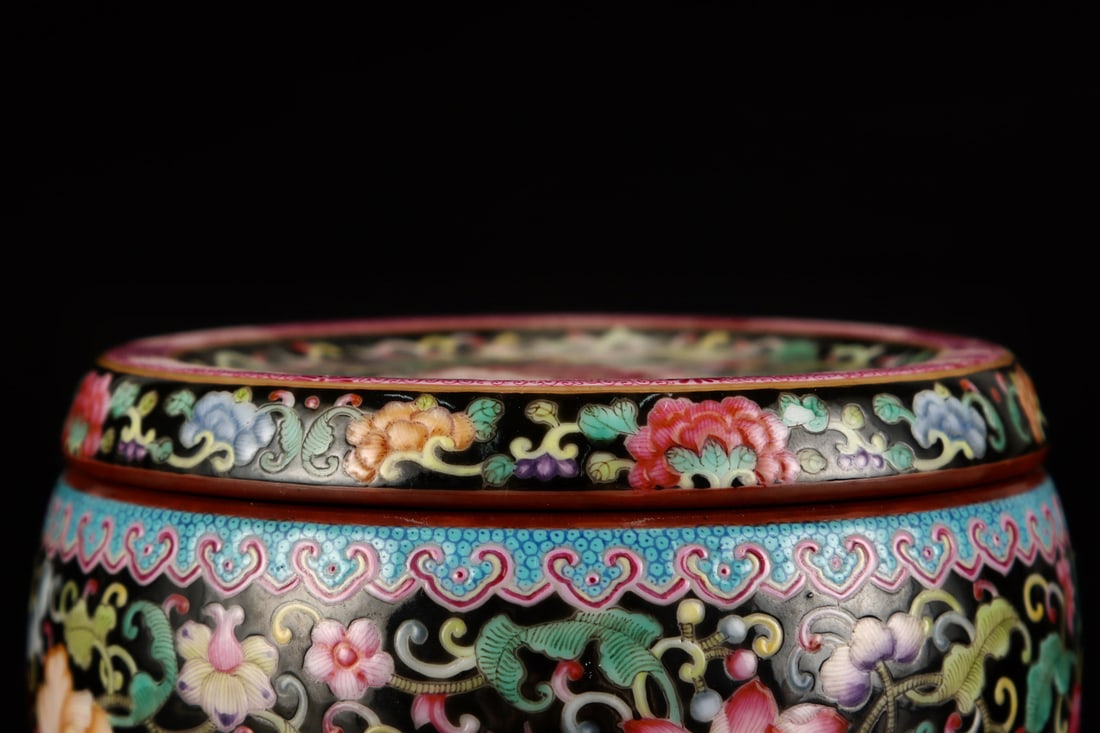 An Exquisite Enamel Flower Pattern Jar - 5