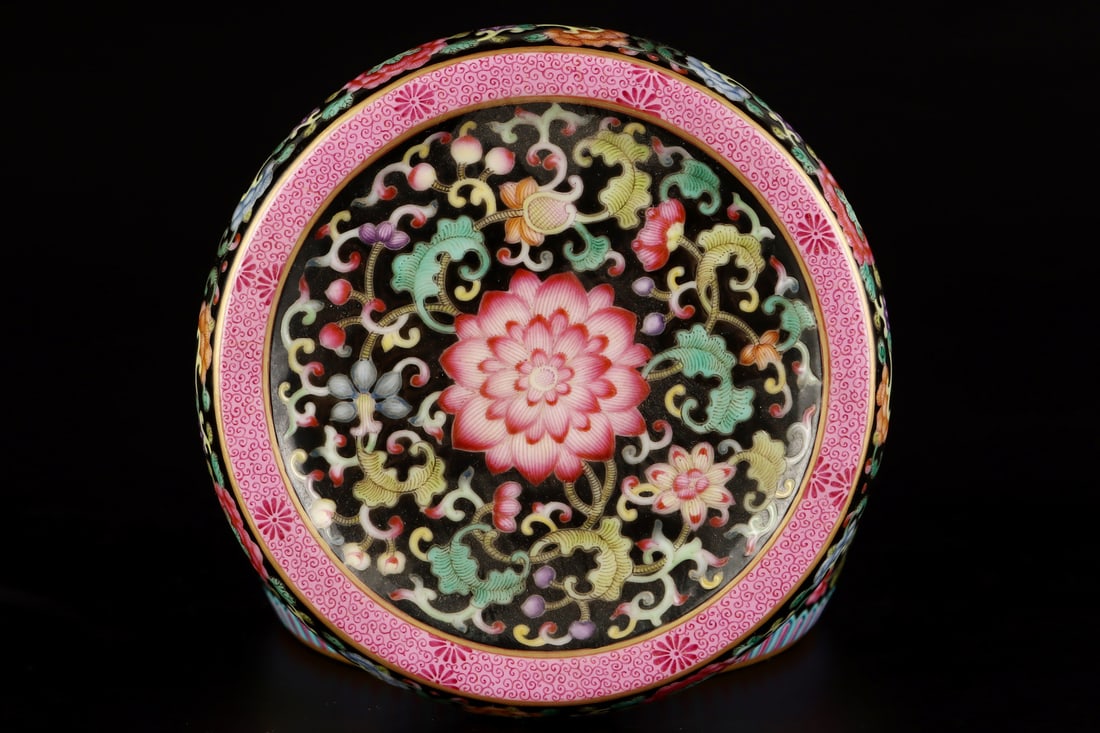 An Exquisite Enamel Flower Pattern Jar - 8