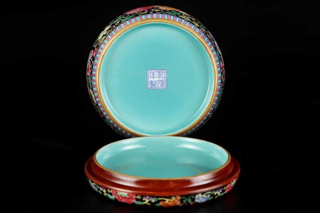 An Exquisite Enamel Flower Pattern Jar - 9