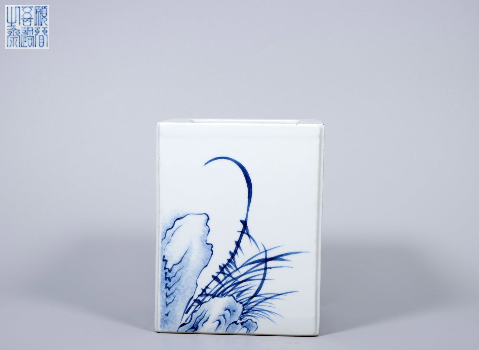 An Exquisite Blue and White Flower and Bird Pattern Brush Pot: An Exquisite Blue and White Flower and Bird Pattern Brush Pot,Republic of China,With Mark,Size:5.4inx4.6in 青花花鸟纹笔筒,民国,带款