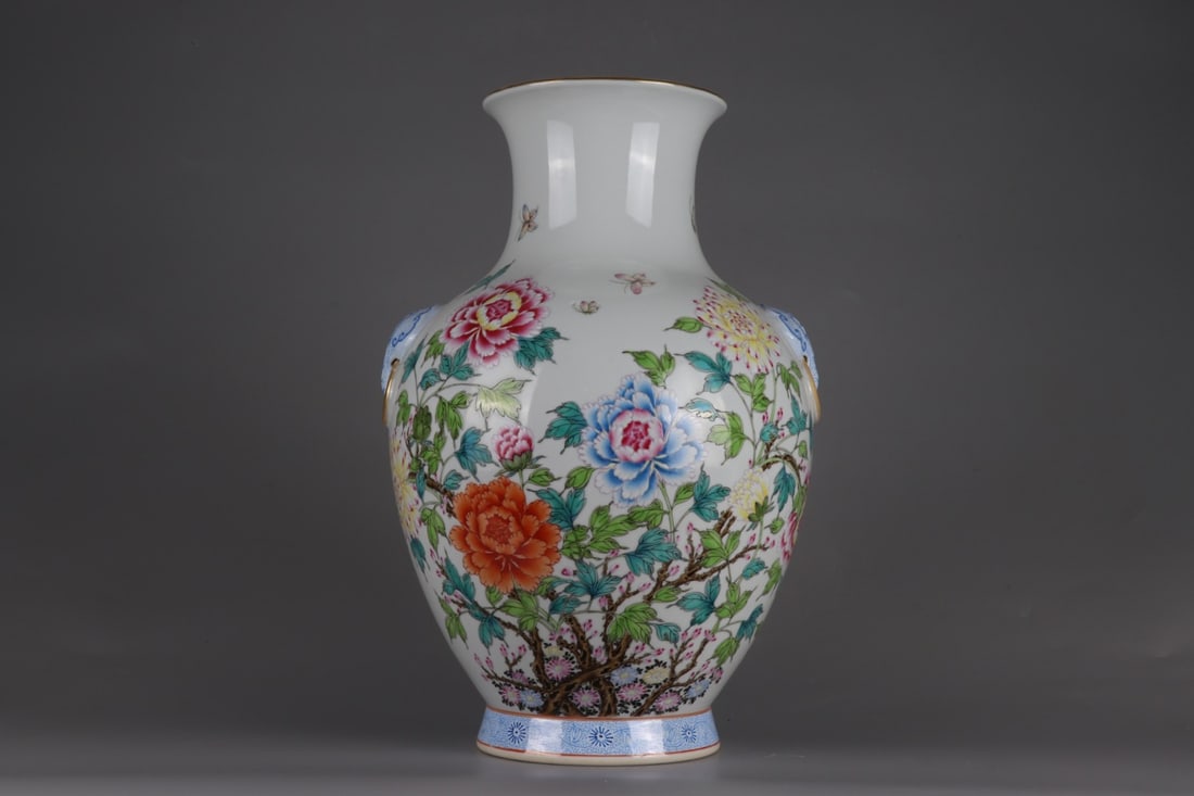 An Exquisite Famille-Rose Painted Gold Flower Pattern Vase: An Exquisite Famille-Rose Painted Gold Flower Pattern Vase,Qing Dynasty, China,Qianlong Six‑character Mark,Size:15.4inx10.2in