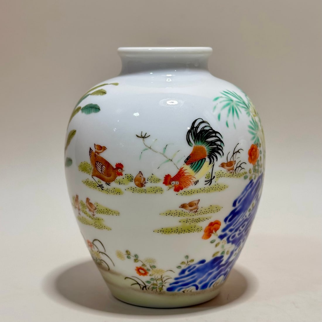 An Exquisite Famille-Rose Flower and Bird Pattern Jar: An Exquisite Famille-Rose Flower and Bird Pattern Jar,Qing Dynasty, China,Qianlong Six-character Mark,Size:5inx1.9inx4.1inx2.3in 粉彩花鸟纹罐,中国଀