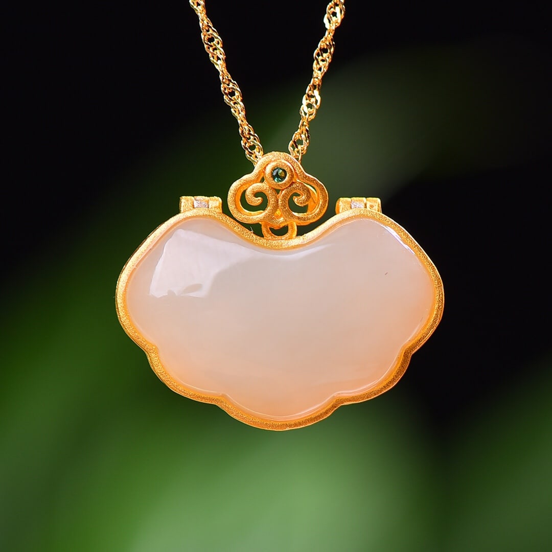 A Exquisite Silver Inlaid Hotan Jade Ruyi Lock Pendant: A Exquisite Silver Inlaid Hotan Jade Ruyi Lock Pendant,Size:0.6inx0.9in 银镶嵌和田玉如意锁吊坠