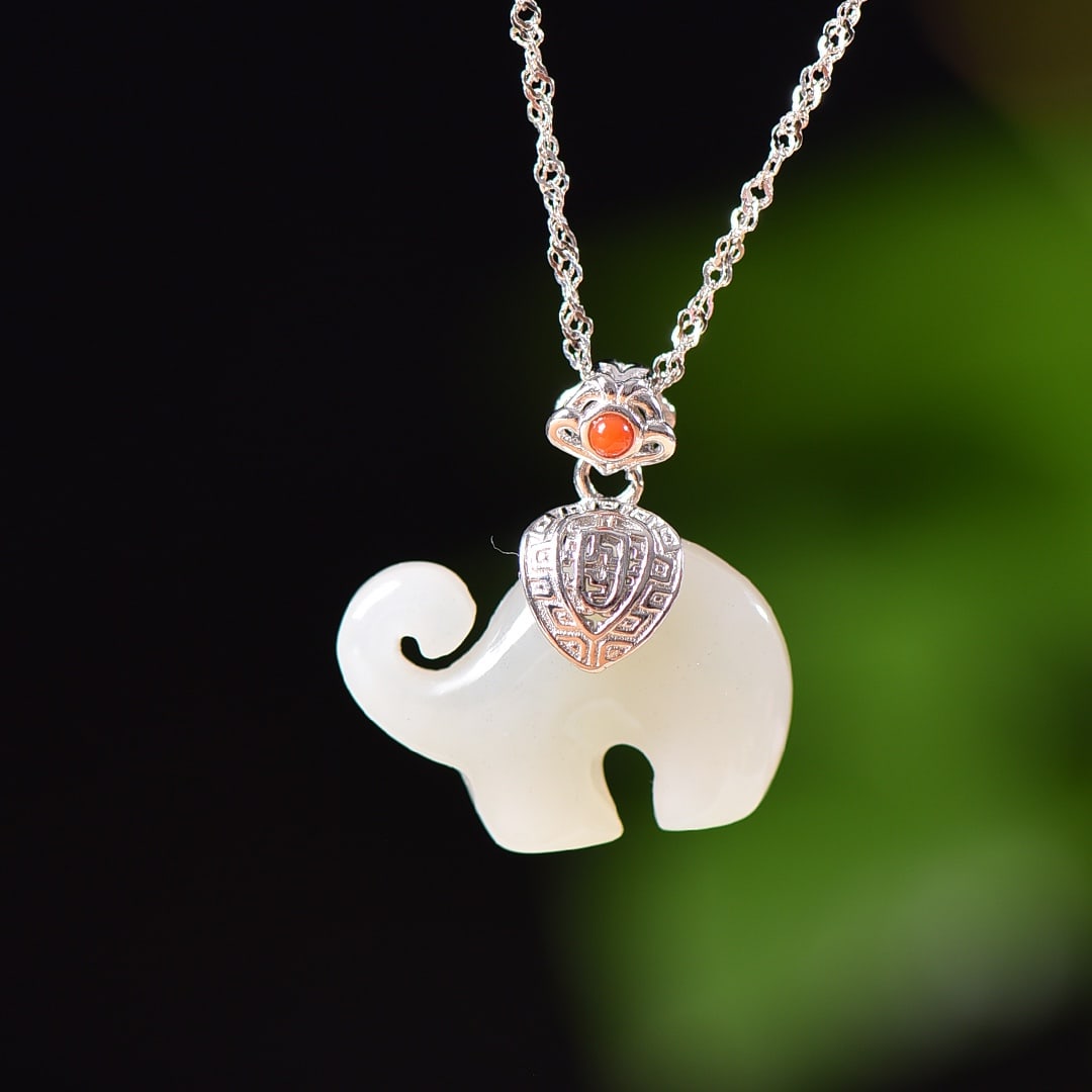 A Exquisite Silver Inlaid Hotan Jade Pendant: A Exquisite Silver Inlaid Hotan Jade Pendant,Size:0.6inx0.9in 银镶和田玉象吊坠