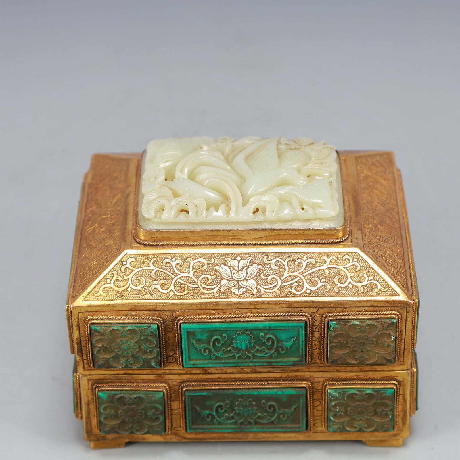 A Exquisite Gilt Bronze Inlaid White Jade Lotus Pattern Box: A Exquisite Gilt Bronze Inlaid White Jade Lotus Pattern Box Qing Dynasty, China Qianlong Four-character Mark Size:4.9inx4.1inx3.7in Weight:900g铜鎏金嵌白玉缠&