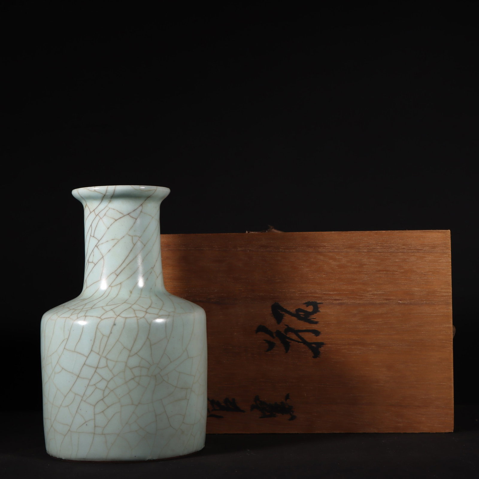 An Exquisite Guan yao Celadon Glazed Vase: An Exquisite Guan yao Celadon Glazed Vase,Song Dynasty,China,Size:7.1inx4.7in官窑粉青釉瓶,中国宋代,Size:18cmx12cm