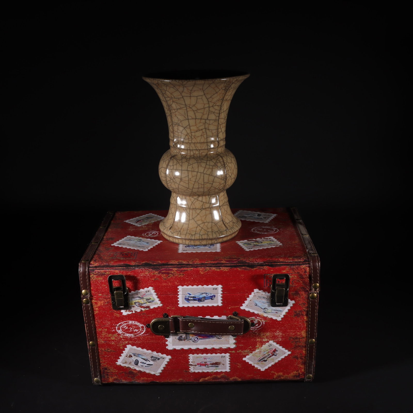 An Exquisite Ge yao Yellow Glazed Vase: An Exquisite Ge yao Yellow Glazed Vase,Song Dynasty,China,Size:10.2inx6.5in哥窑黄釉瓶,中国宋代,Size:26cmx16.5cm