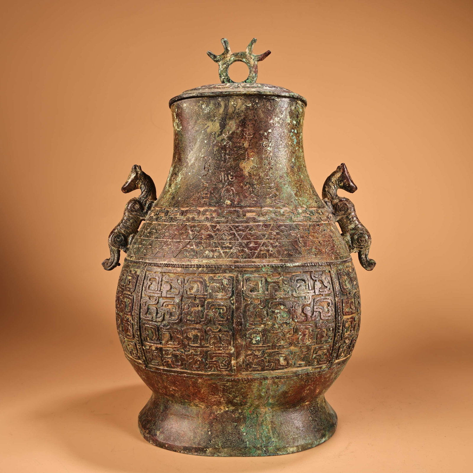 An Archaic Bronze Tiger-Ears Jar,With Inscription: An Archaic Bronze Tiger-Ears Jar,With Inscription,Qing Dynasty,China,Size:12.6inx8.3in,Weight:3100g青铜虎耳罐，带铭文，中国ę