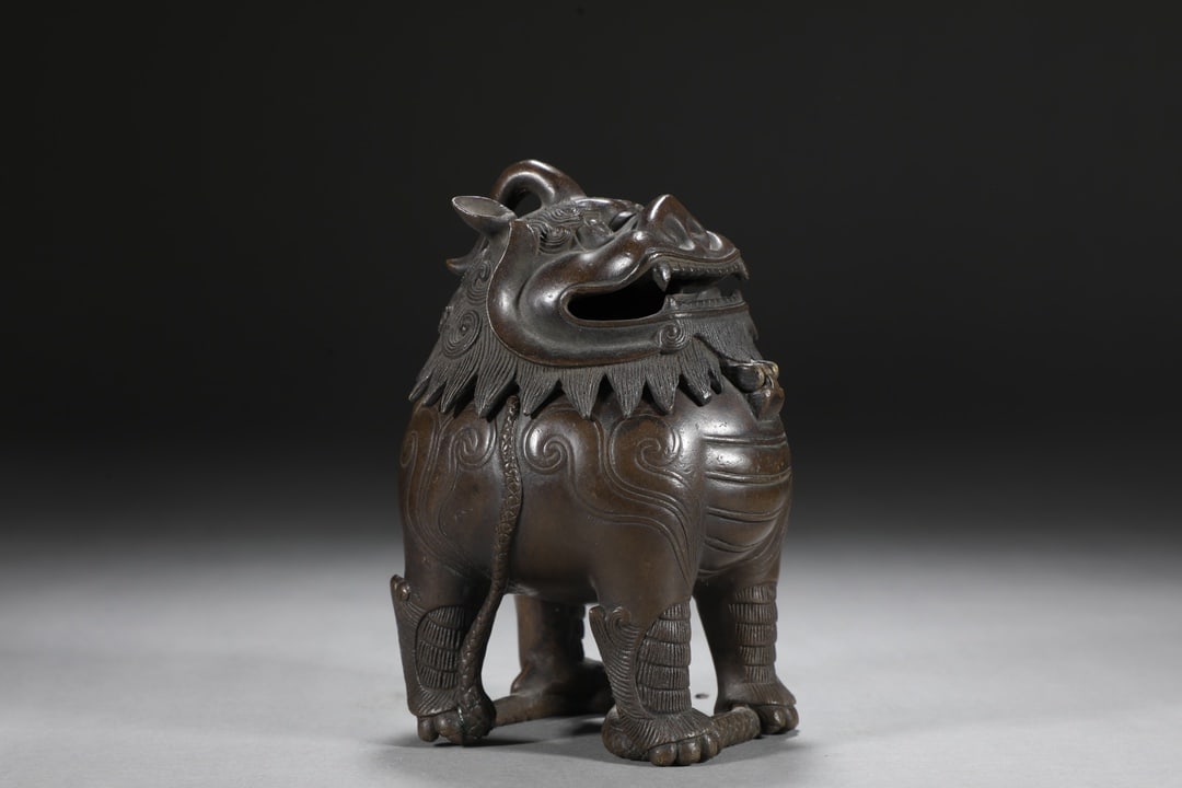 An Exquisite Bronze Beast-Shaped Censer: An Exquisite Bronze Beast-Shaped Censer,Qing Dynasty,China,Size:5.9inx3.9in,Weight:950g铜兽形香炉，中国清代，Size:15cmx10cm,Weight:950