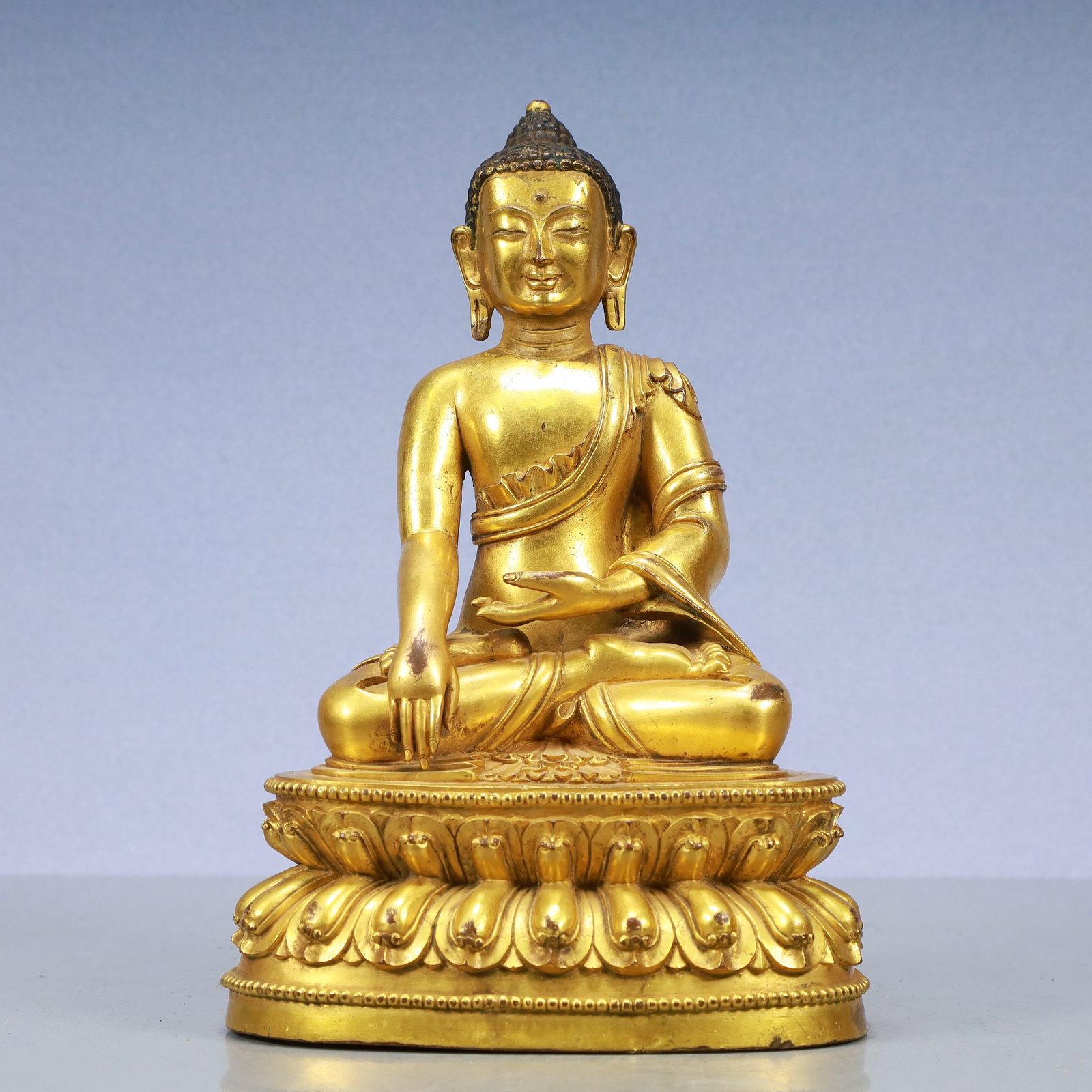 A Exquisite Gilt Bronze Statue of Sakyamuni: A Exquisite Gilt Bronze Statue of Sakyamuni Ming Dynasty, China Size:7.3inx2.2inx11in Weight:4050g铜鎏金如来 中国明代 Size:18.5cmx5.5cmx28cm Weigh