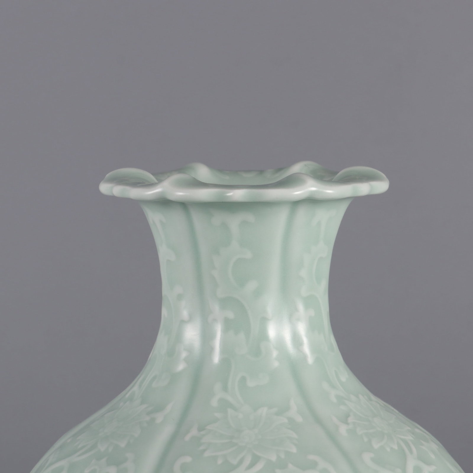 An Exquisite Celadon Glazed Lotus Pattern Vase - 3
