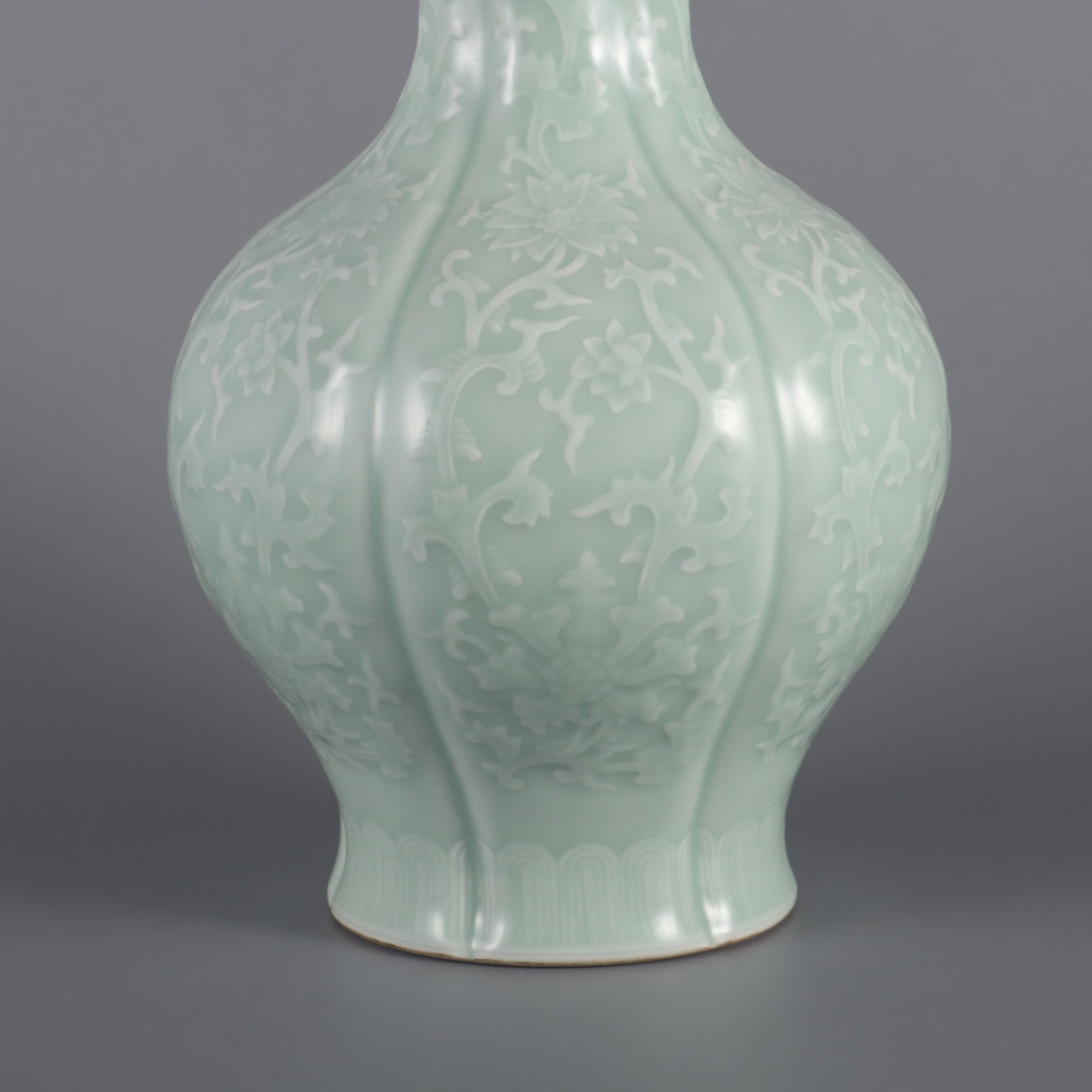 An Exquisite Celadon Glazed Lotus Pattern Vase - 4