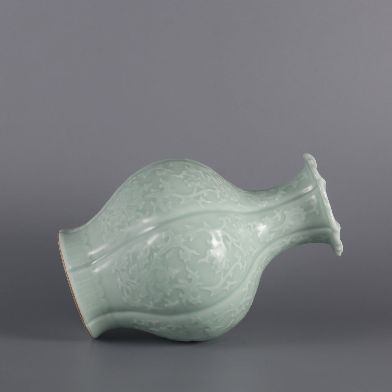 An Exquisite Celadon Glazed Lotus Pattern Vase - 5