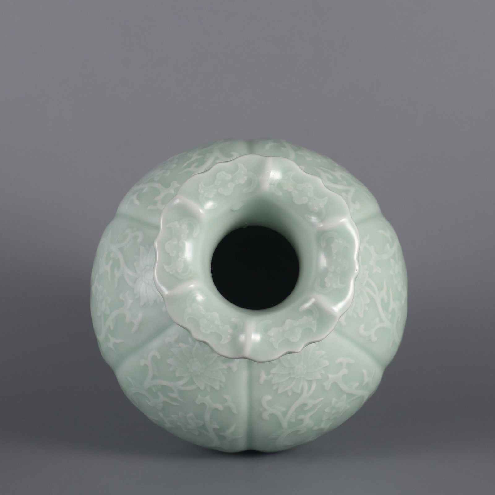 An Exquisite Celadon Glazed Lotus Pattern Vase - 6