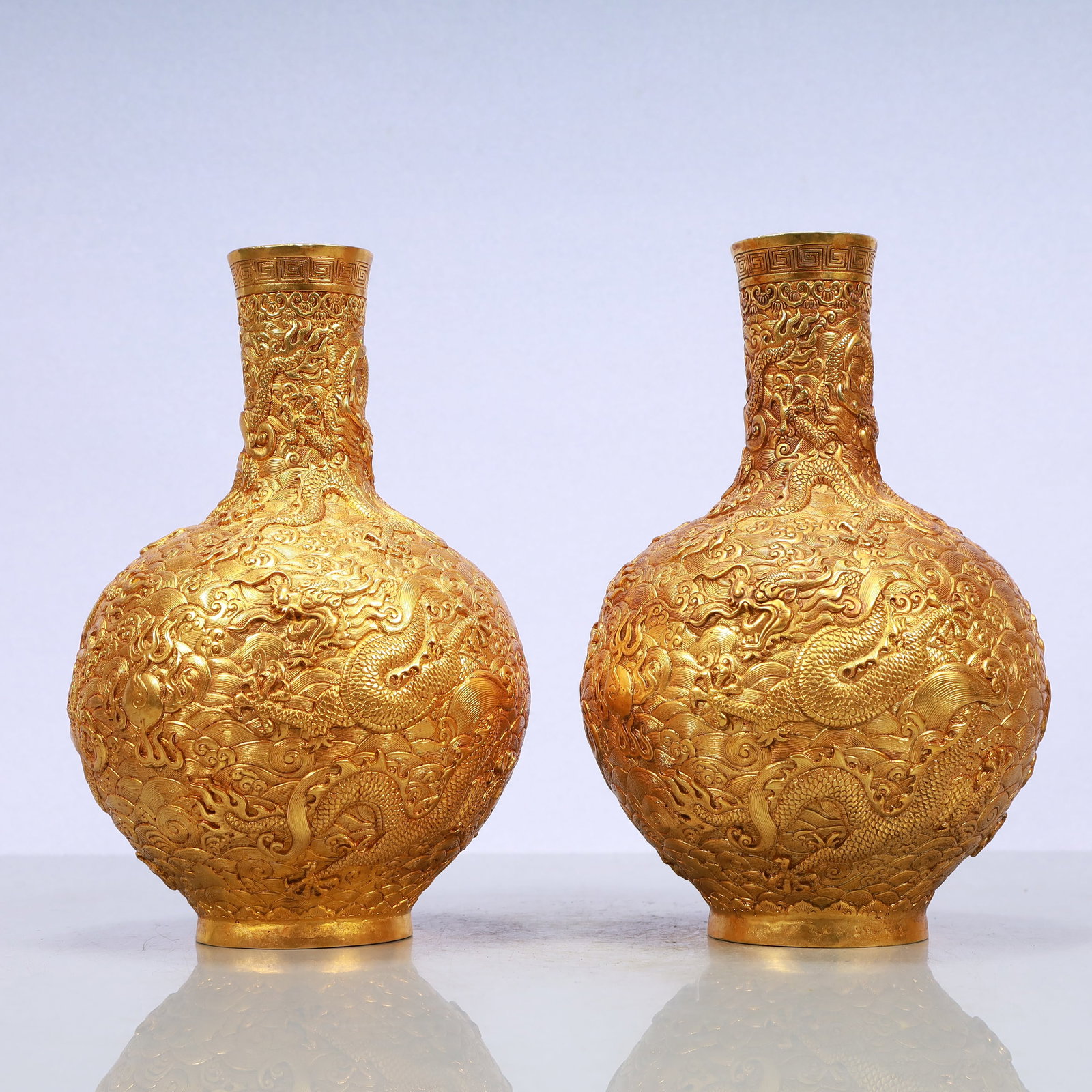A Exquisite A pair of Gilt Bronze Seawater Pattern Dragon Pattern Vase: A Exquisite A pair of Gilt Bronze Seawater Pattern Dragon Pattern Vase Qing Dynasty, China Qianlong Four-character Mark Size:6.7inx10.6in Weight:3450g一对铜鎏金海&#