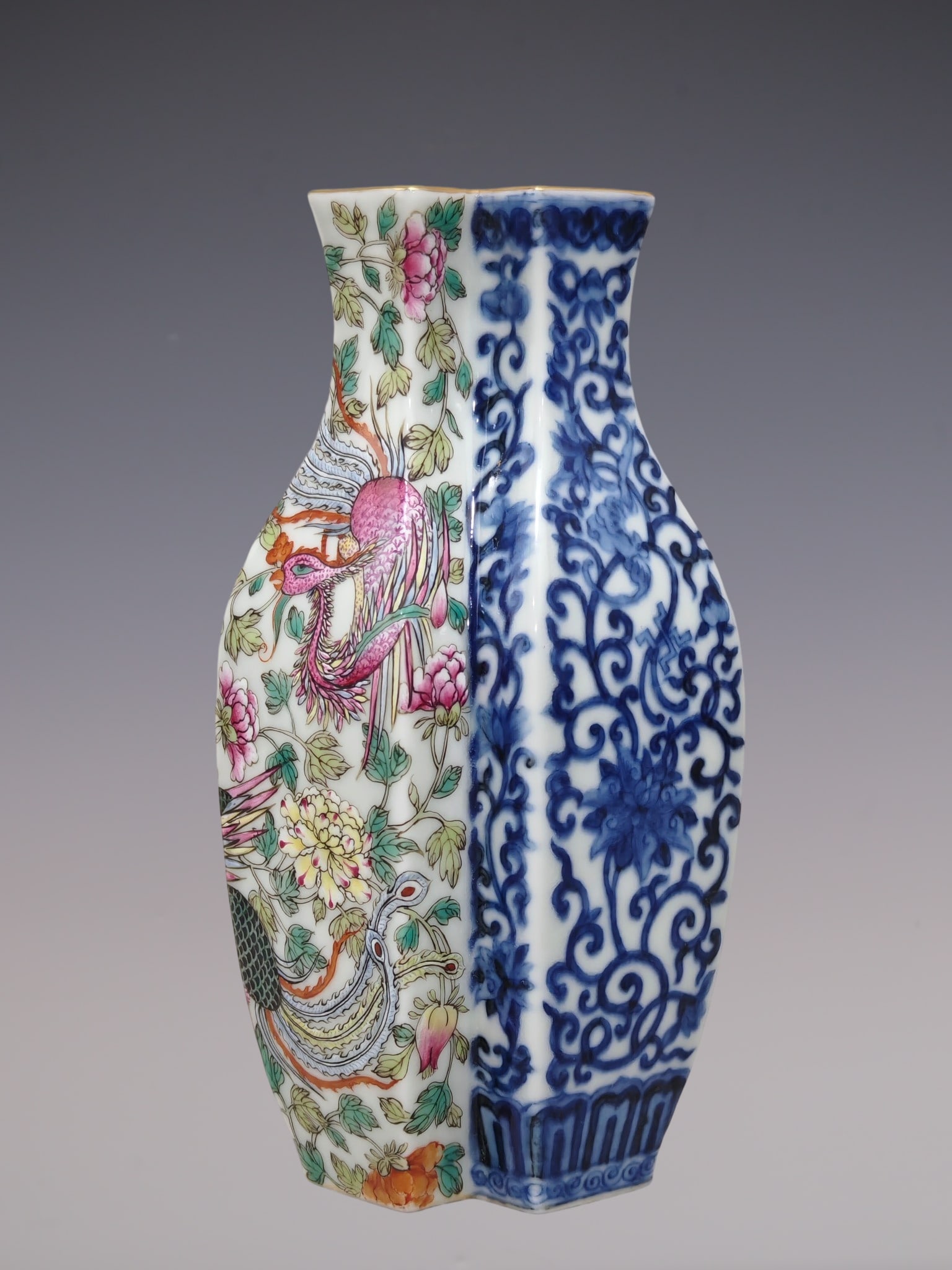 An Exquisite Blue and White Famille-Rose Painted Gold Peony and Phoenix Pattern Vase: An Exquisite Blue and White Famille-Rose Painted Gold Peony and Phoenix Pattern Vase,Qing Dynasty, China,Qianlong Six-character Mark,Size:6.1inx3.5in青花粉彩描金