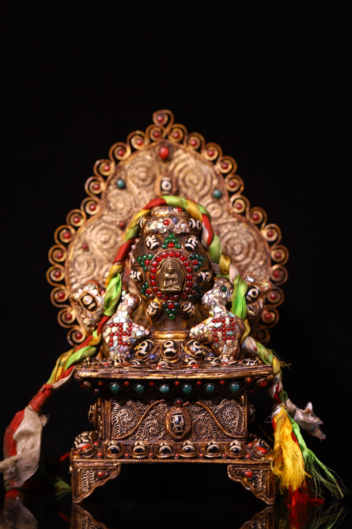 An Exquisite Crystal Inlaid Gems and Dzi Bead Sacred Conch Ornament: An Exquisite Crystal Inlaid Gems and Dzi Bead Sacred Conch Ornament,Qing