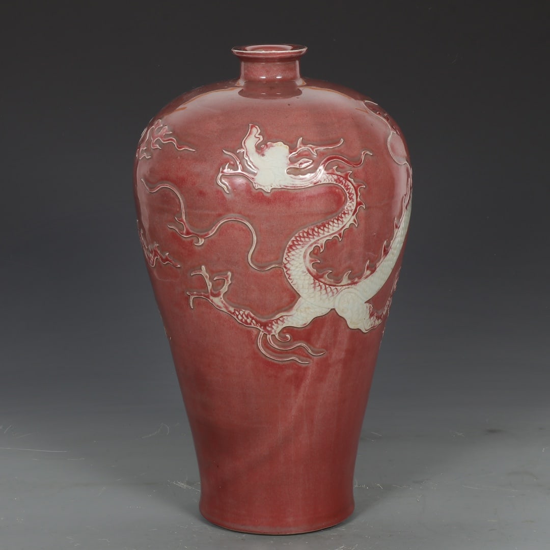A Huge Underglaze-Red Dragon Pattern Vase: A Huge Underglaze-Red Dragon Pattern Vase,Yuan Dynasty,China,Size:16.5inx2.5inx9.1in釉里红龙纹瓶,中国元代,Size:42cmx6.3cmx23cm