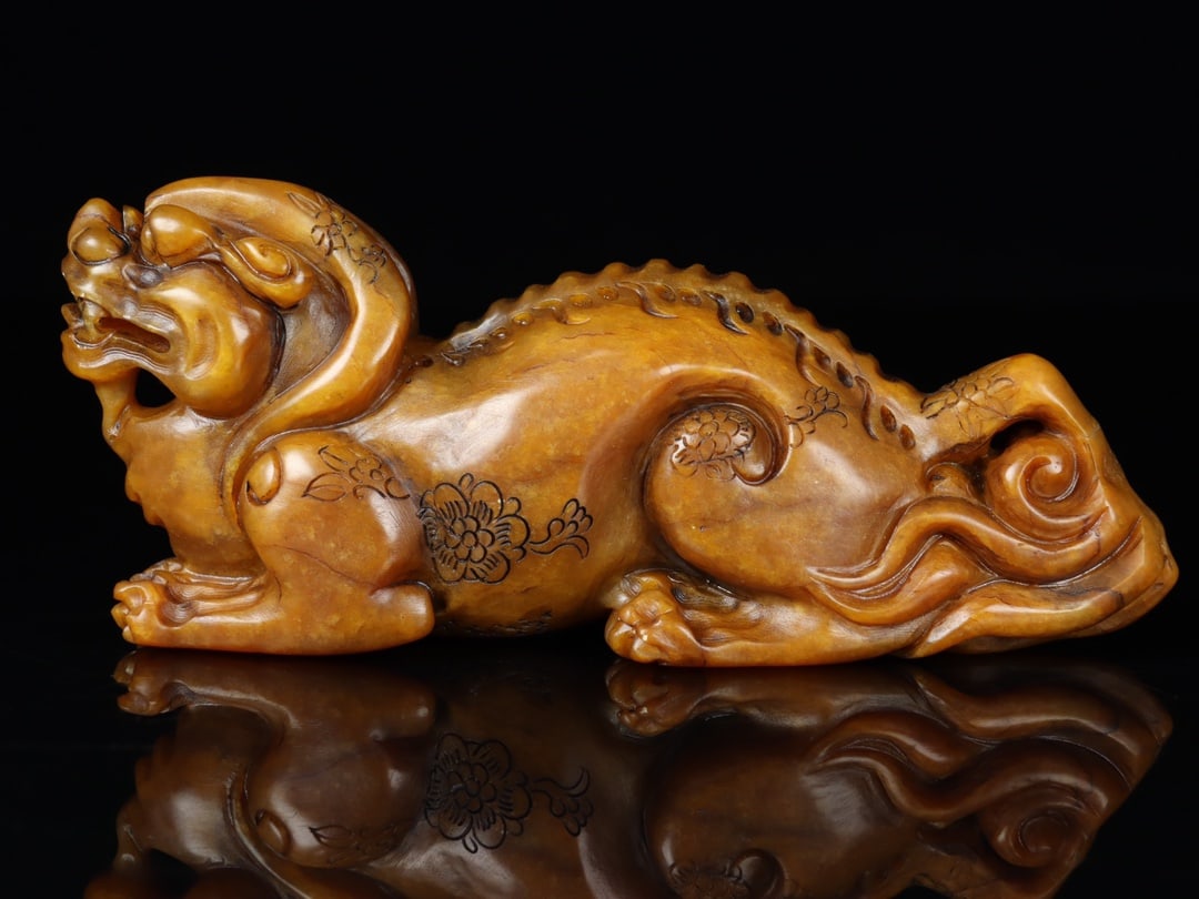 An Exquisite Tianhuang Stone Auspicious Beast Hand Piece: An Exquisite Tianhuang Stone Auspicious Beast Hand Piece,Qing Dynasty, China,Wu Changshuo