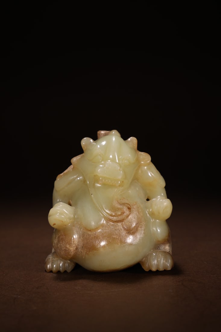 An Exquisite White Jade Bear Ornament: An Exquisite White Jade Bear Ornament,Han Dynasty,China,Size:2.4inx1.8inx2.6in,Weight:240g白玉熊摆件,中国汉代,Size:6cmx4.5cmx6.5cm,Weight:240g