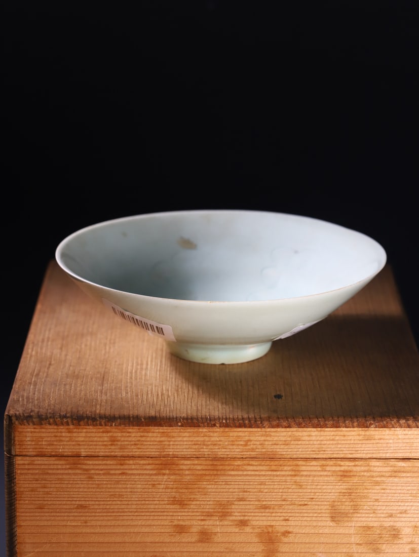 An Exquisite Shadow Blue Glazed Flower Pattern Bowl: An Exquisite Shadow Blue Glazed Flower Pattern Bowl,Song Dynasty,China,Size:6.7inx1.7in影青釉花卉纹碗,中国宋代,Size:17cmx4.3cm