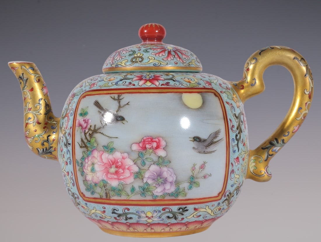 An Exquisite Enamel Green Ground Flower and Bird Pattern Teapot,With Poem: An Exquisite Enamel Green Ground Flower and Bird Pattern Teapot,With Poem,Qing Dynasty, China,Qianlong Four-character Mark,Size:5.5inx4.7in珐琅彩绿地花鸟ń