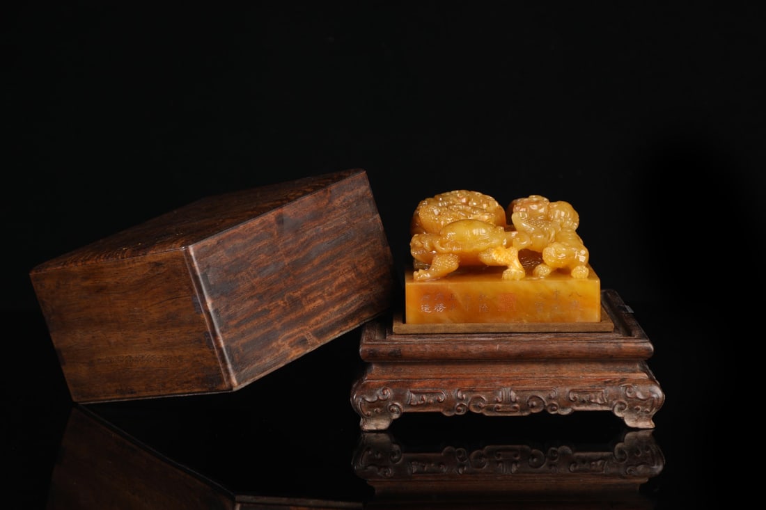 An Exquisite Tianhuang Stone Auspicious Beast Pattern Seal: An Exquisite Tianhuang Stone Auspicious Beast Pattern Seal,Qing Dynasty,China,Qianlong Mark,Size:2.8inx4.3inx4.3in,Weight:1034g田黄石瑞兽纹印章,中