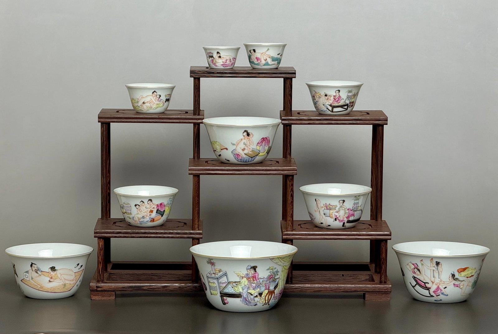 A Set of Fine Famille-Rose Painted Gold Character and Story Pattern Cups: A Set of Fine Famille-Rose Painted Gold Character and Story Pattern Cups,Qing Dynasty,China,Qianlong Six-character Mark,Size:(Min)1.7inx0.9inx1in,(Max)4.6inx2.5inx2.3in一套粉彩