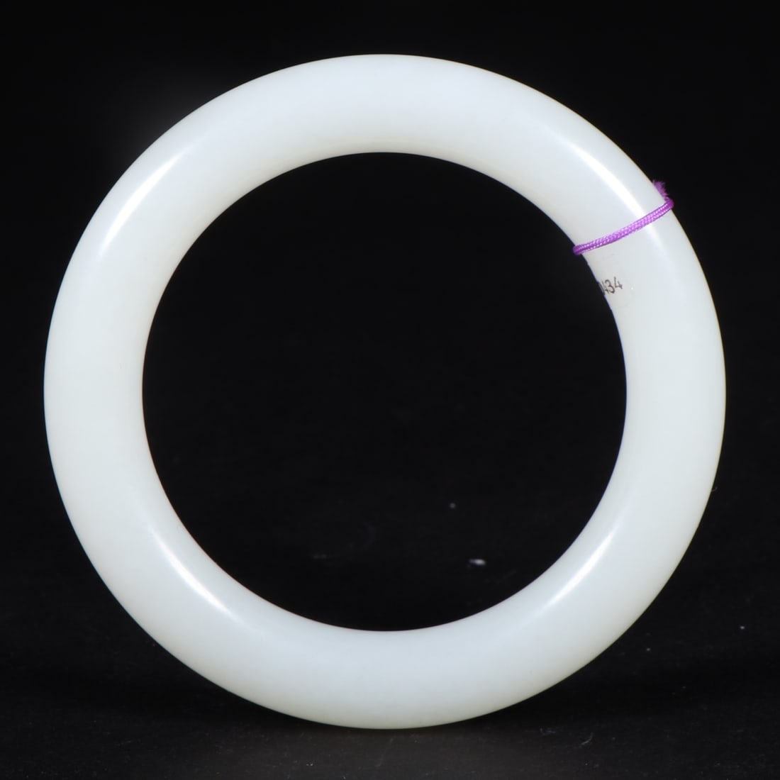 An Exquisite White Jade Bracelets: An Exquisite White Jade Bracelets,Qing Dynasty,China,Size:2.2inx3.1in,Weight:65g白玉手镯,中国清代,Size:5.7cmx8cm,Weight:65g