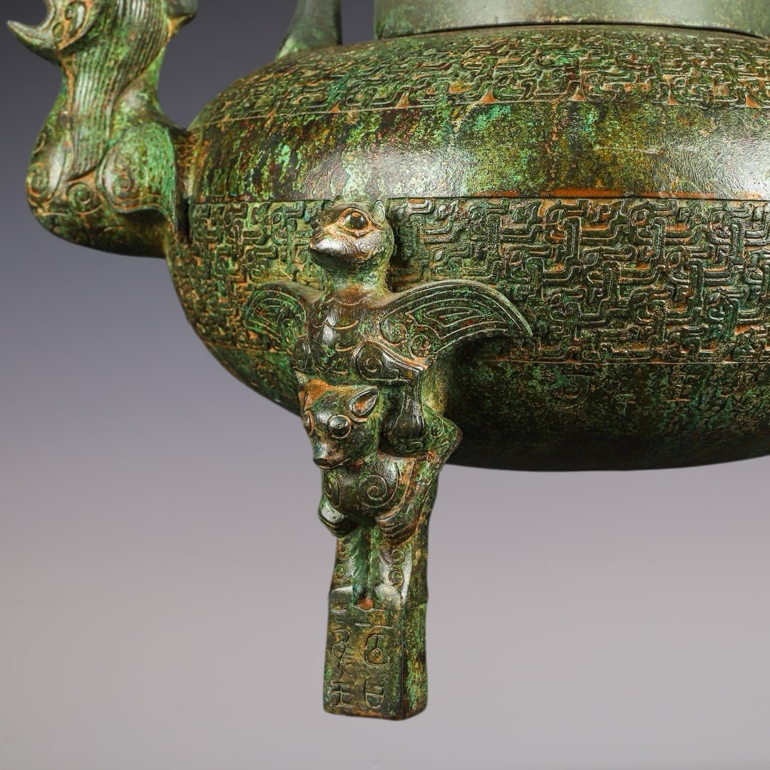 An Archaic Bronze Phoenix Pattern Tripod Loop-Handled Pot - 2