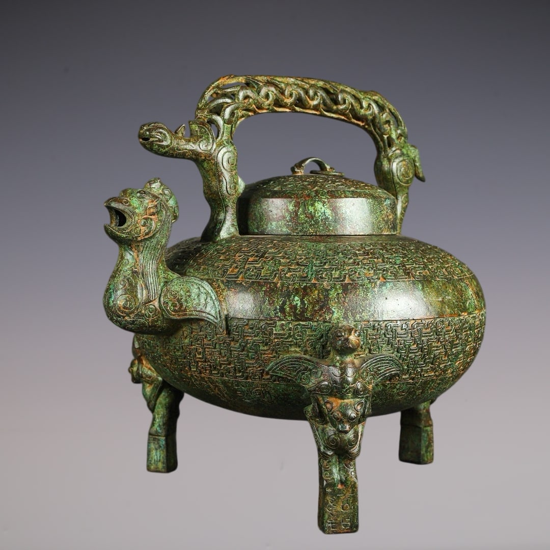 An Archaic Bronze Phoenix Pattern Tripod Loop-Handled Pot - 3