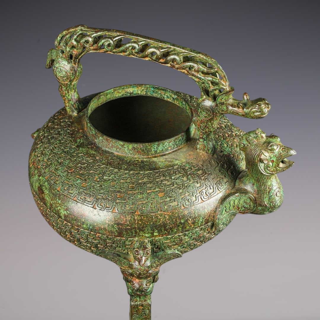 An Archaic Bronze Phoenix Pattern Tripod Loop-Handled Pot - 8