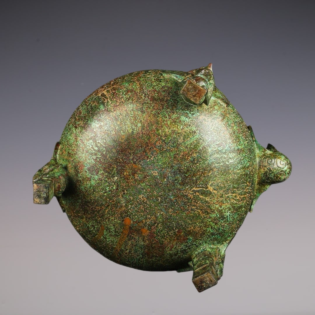 An Archaic Bronze Phoenix Pattern Tripod Loop-Handled Pot - 9
