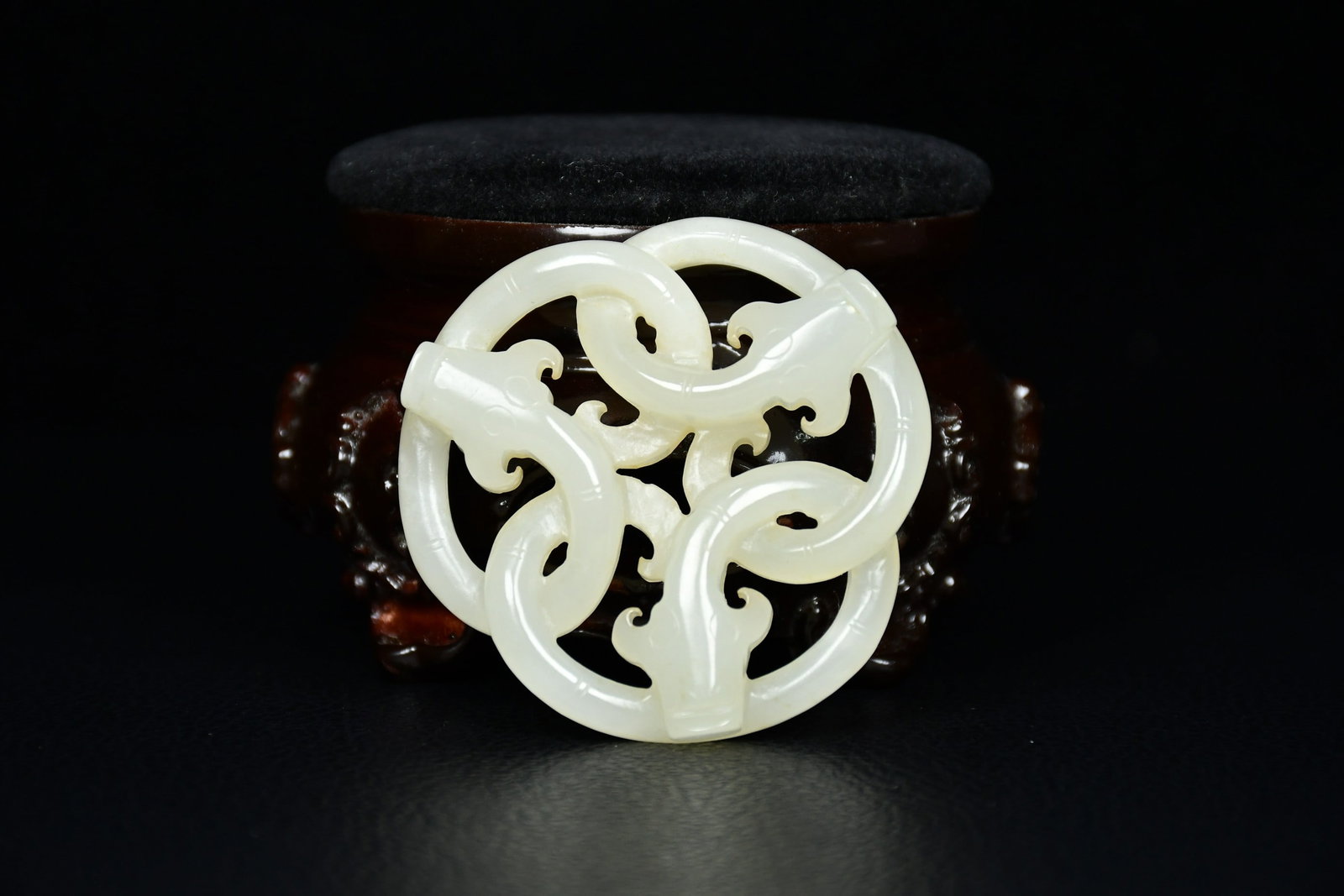 An Exquisite White Jade Chi-Dragon Pendant: An Exquisite White Jade Chi-Dragon Pendant,Qing Dynasty, China,Size:2.2inx2.2in,Weight:28g白玉螭龙挂件,中国清代,Size:5.5cmx5.5cm,Weight:28g