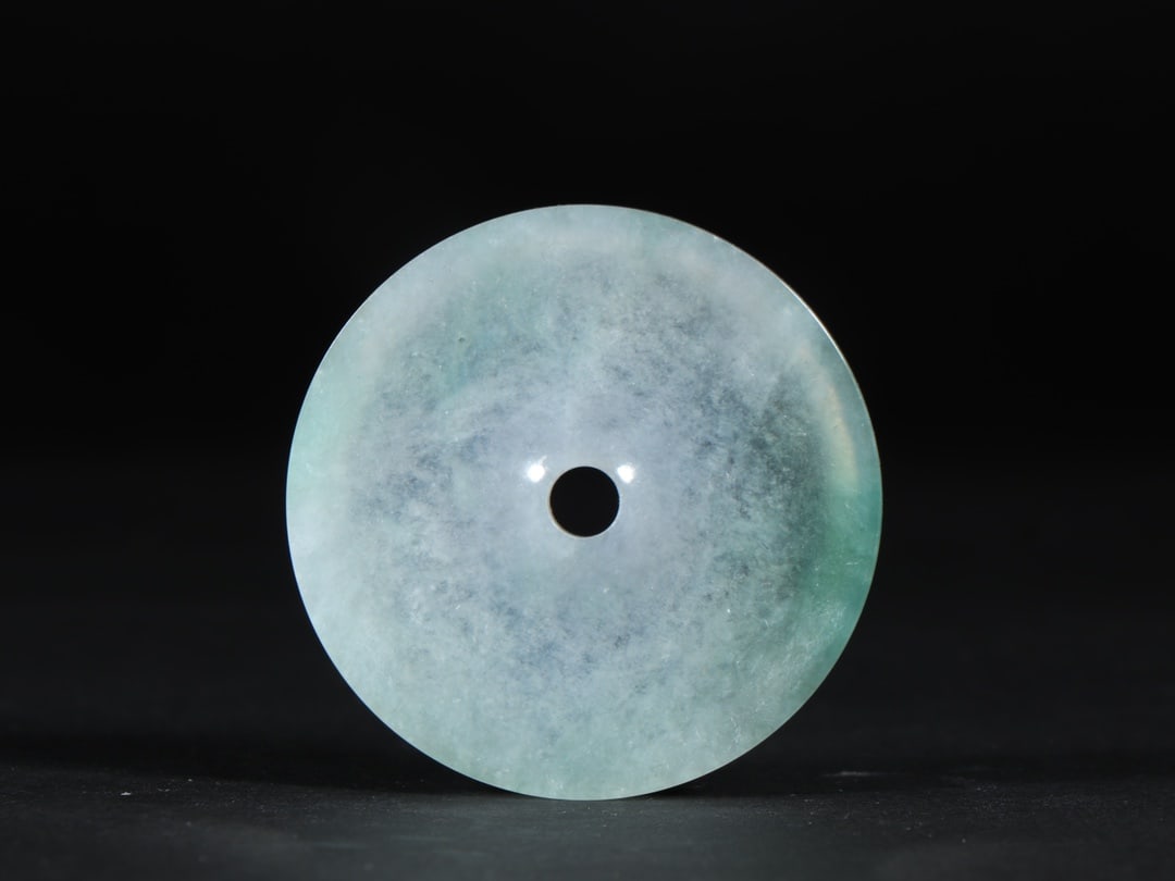 An Exquisite Jadeite Pendant: An Exquisite Jadeite Pendant,Qing Dynasty,China,Size:2inx0.2in,Weight:22g翡翠挂件,中国清代,Size:5cmx0.6cm,Weight:22g
