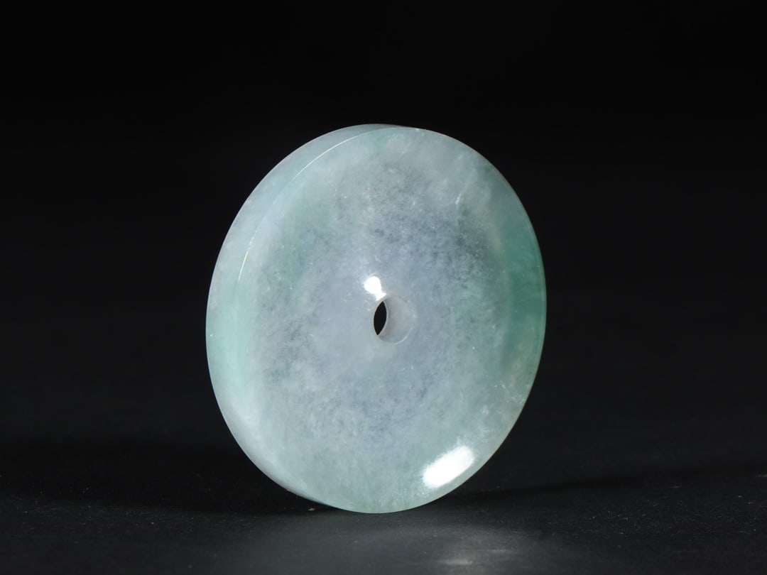 An Exquisite Jadeite Pendant - 2