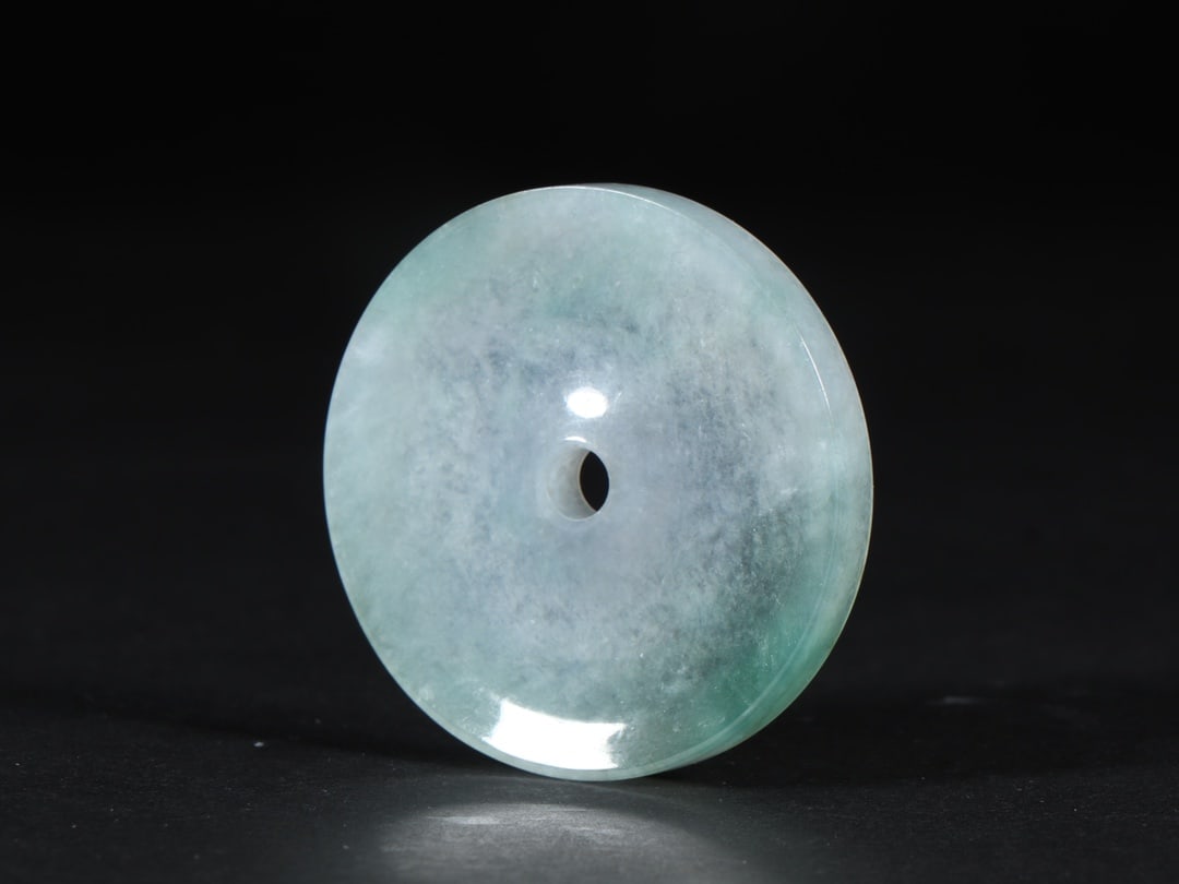 An Exquisite Jadeite Pendant - 3