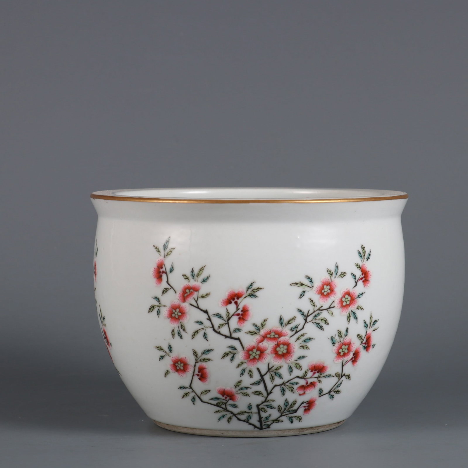 An Exquisite Famille-Rose Painted Gold Flower Pattern Vat: An Exquisite Famille-Rose Painted Gold Flower Pattern Vat,Qing Dynasty, China,Daoguang Six-character Mark,Size:3.9inx5.2in粉彩描金花卉纹缸,中Þ