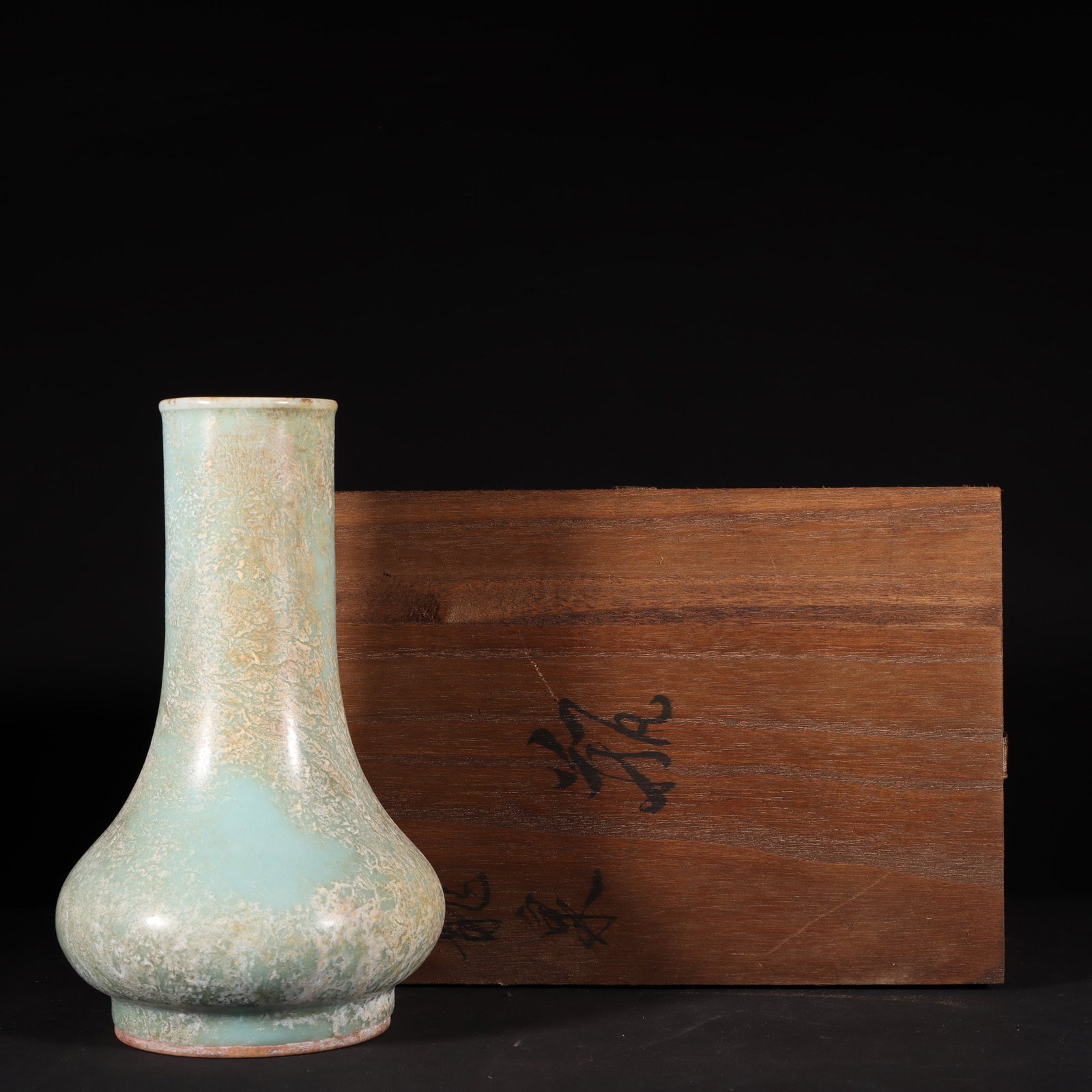 An Exquisite Longquan yao Celadon Glazed Vase: An Exquisite Longquan yao Celadon Glazed Vase,Song Dynasty,China,Size:8.5inx4.7in龙泉窑粉青釉瓶,中国宋代,Size:21.5cmx12cm