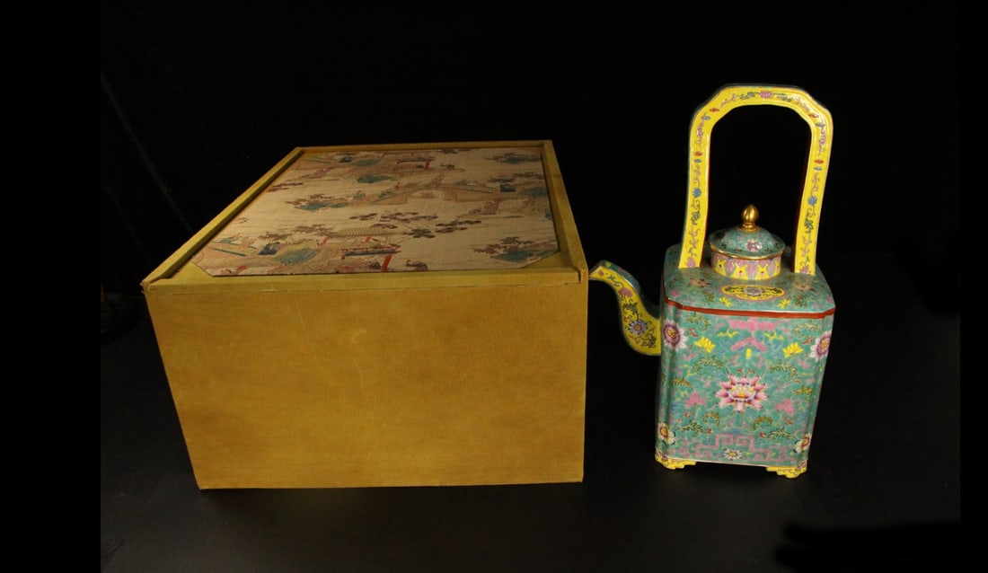 A Huge Green Ground Enamel Lotus and Bats Pattern Teapot: A Huge Green Ground Enamel Lotus and Bats Pattern Teapot,Qing Dynasty,China,Yongzheng Four-character