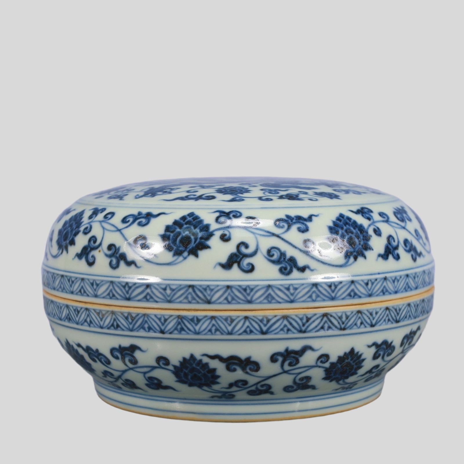A Exquisite Blue and White Lotus Pattern Dragon Pattern Box