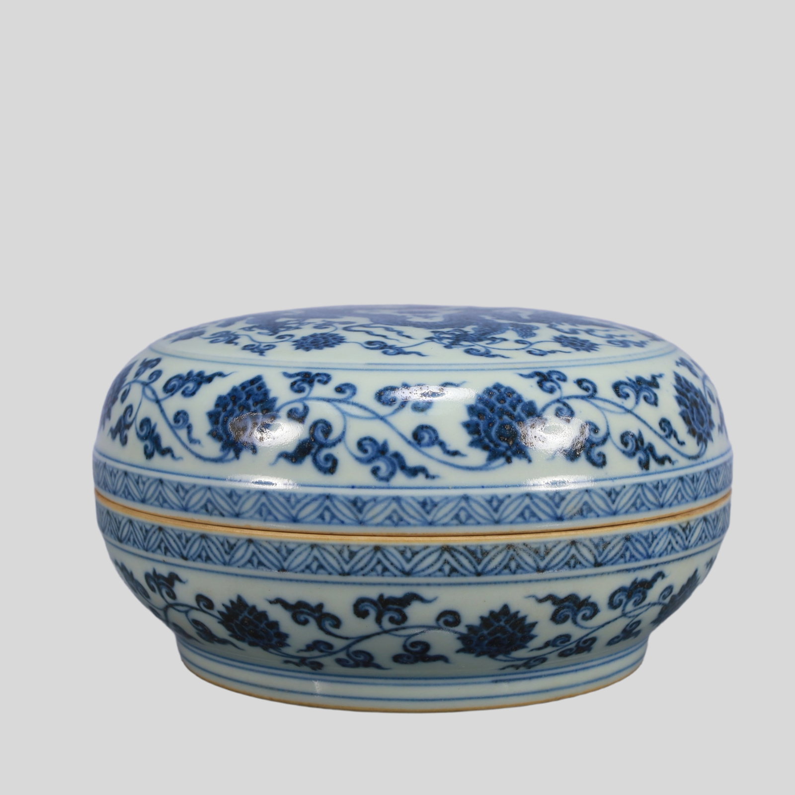 A Exquisite Blue and White Lotus Pattern Dragon Pattern Box - 2