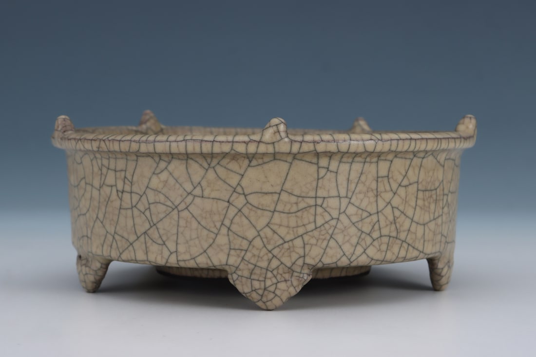 An Exquisite Ge yao Yellow Glazed Brush Washer: An Exquisite Ge yao Yellow Glazed Brush Washer,Song Dynasty, China,Size:3.1inx7.7in哥窑黄釉笔洗,中国宋代,Size:7.8cmx19.5cm